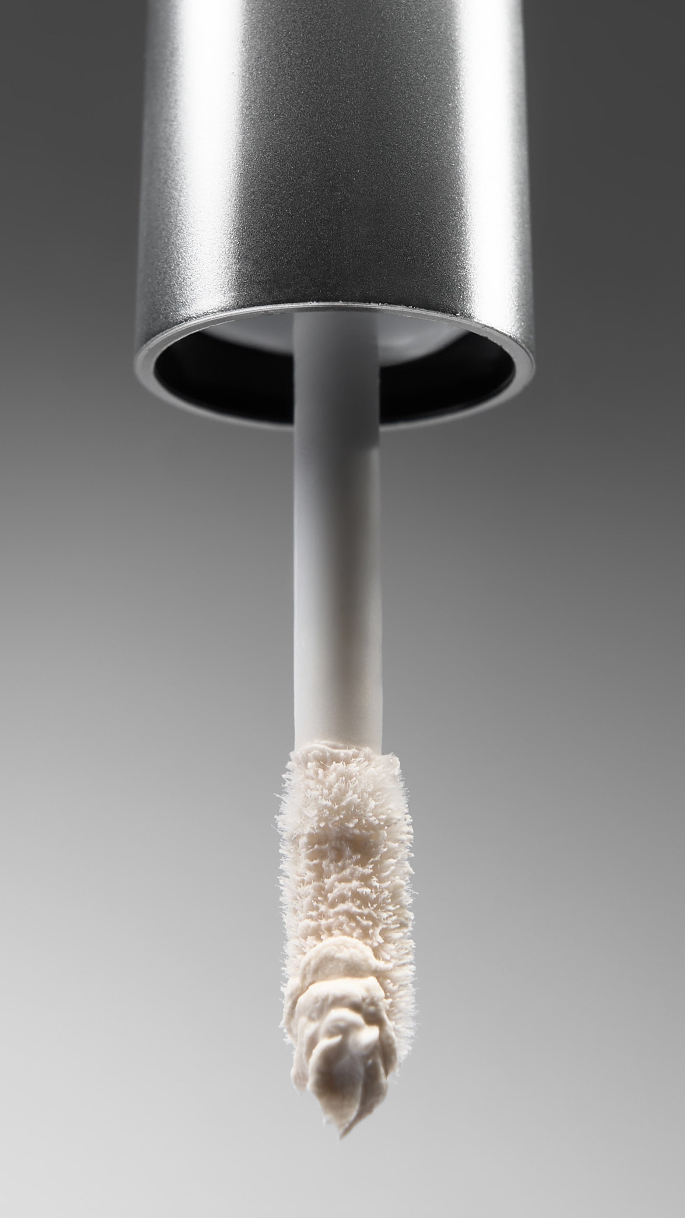 EYESHADOW_AND_CONCEALER_BASE_FEATURES_APPLICATOR_WITH_SWATCH