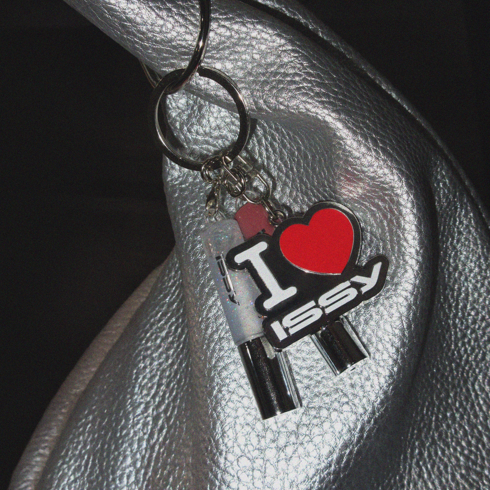 FAT_GLOSS_KEY_CHARM_FEATURES_ARTBOARD_4-02