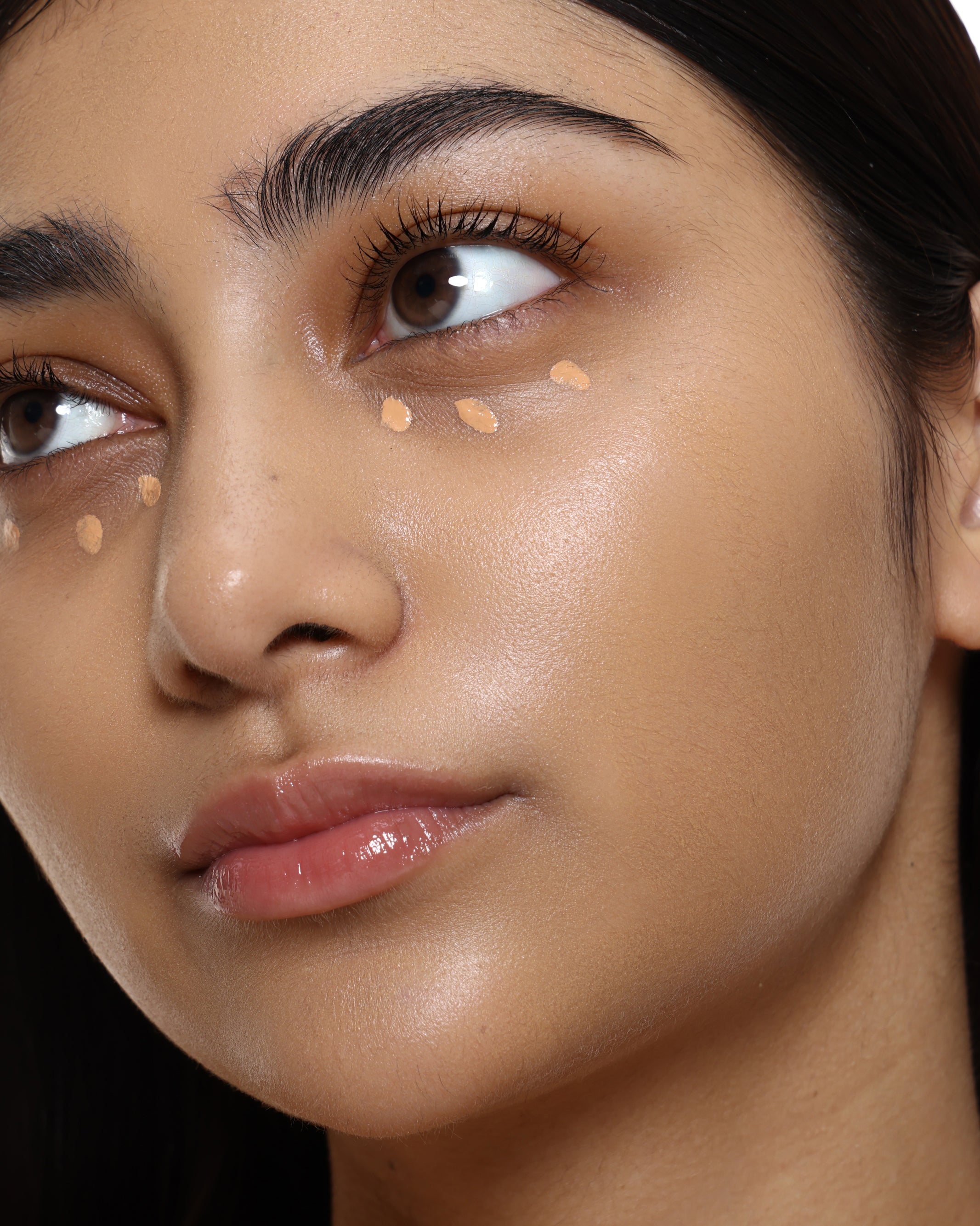 UNDER-EYE_BRIGHTENING_FLUID_MEDIUM_PEACH_CAROUSEL_2.jpg
